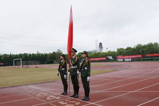 迷彩下的赤誠 軍訓匯演上，萌新們用汗水與創意告白祖國、致敬師旗